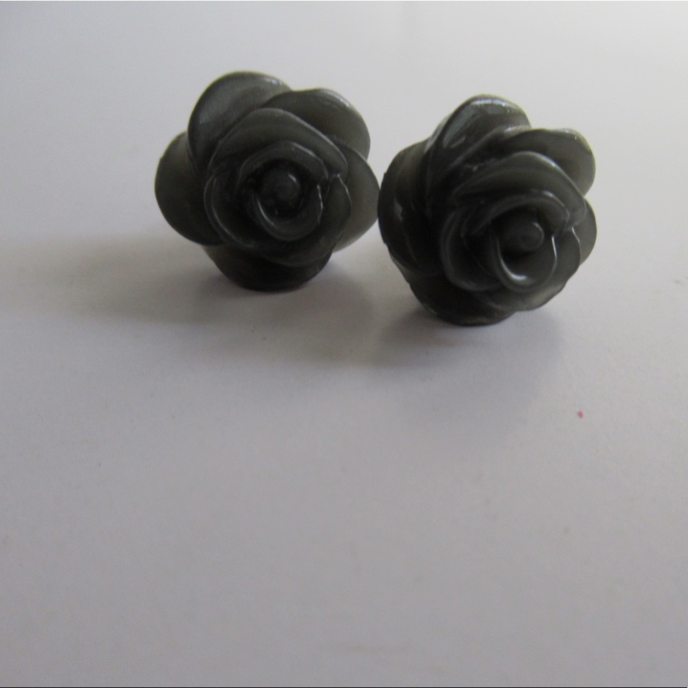 GRAY ROSE EARRINGS 🌹